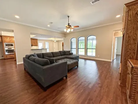 301 Williamsburg Avenue Clute TX 77531