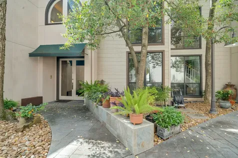 5084 Augusta Street Houston TX 77007