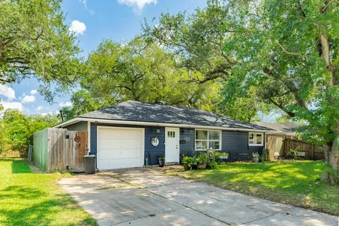 527 Gardenia Street Lake Jackson TX 77566