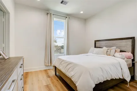 2013 Cochran Street Houston TX 77009