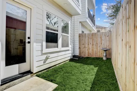 2013 Cochran Street Houston TX 77009