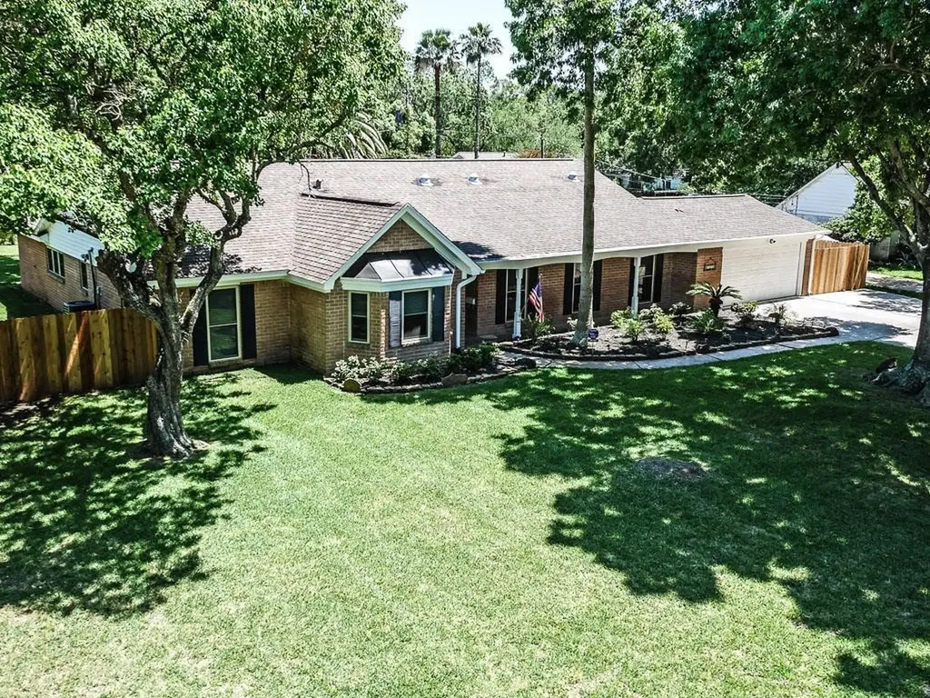 208 Lakeshore Drive Seabrook TX 77586