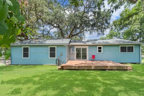 706 E New York Street Brazoria TX 77422