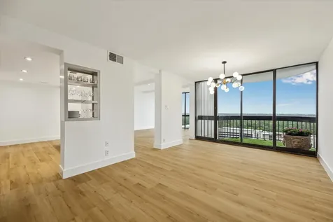 5001 Woodway Drive Drive 1806 Houston TX 77056