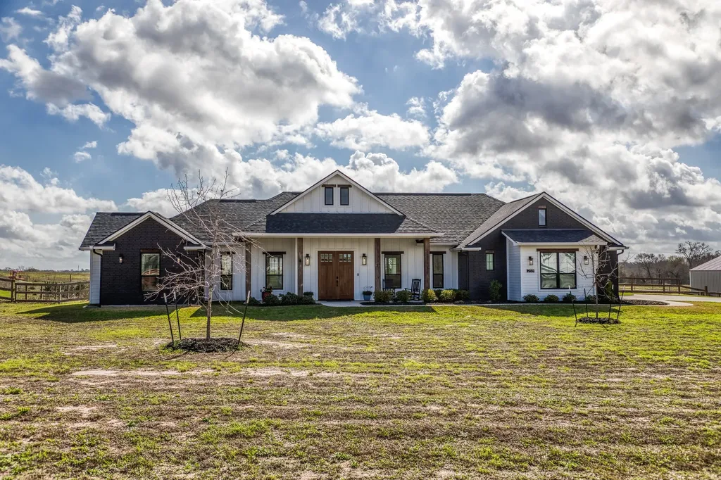 233 Randi Road Bellville TX 77418