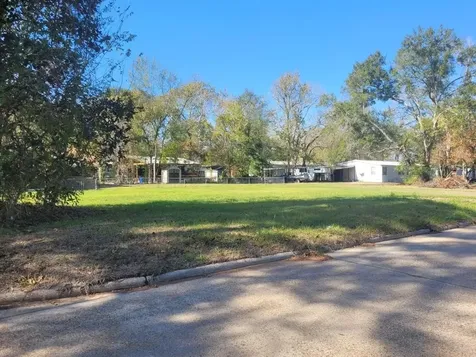 601 Earnest Carrington Sr Avenue Cleveland TX 77327