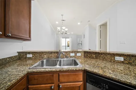 202 Mcgowen Street F Houston TX 77006