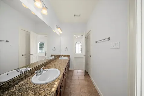 202 Mcgowen Street F Houston TX 77006