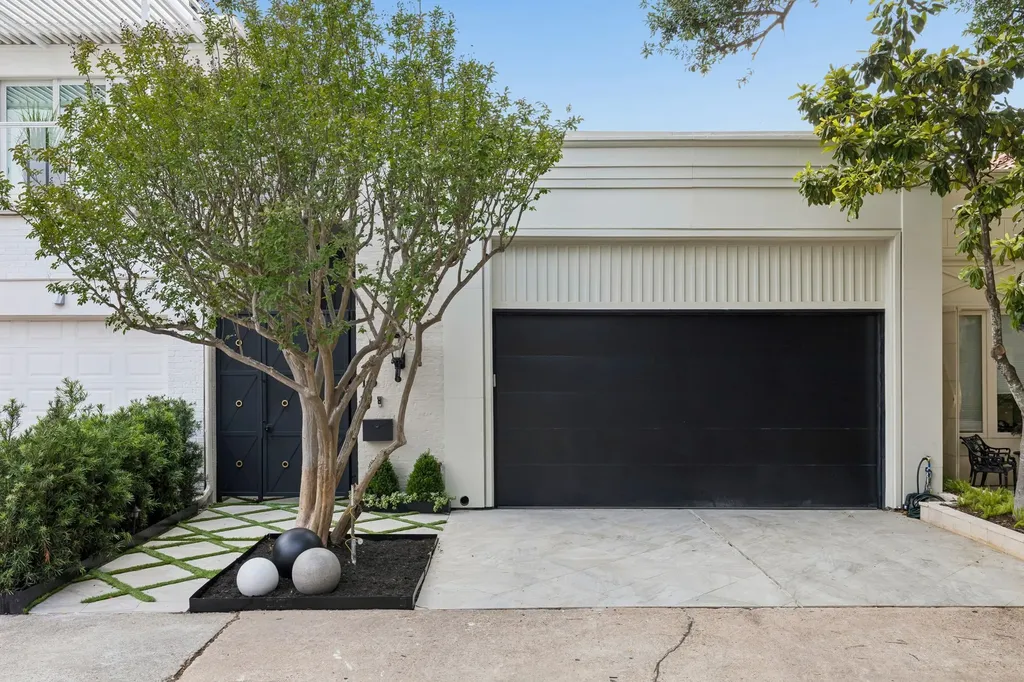 10 S Briar Hollow Lane 15 Houston TX 77027
