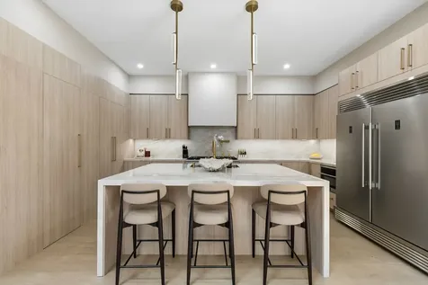 10 S Briar Hollow Lane 15 Houston TX 77027