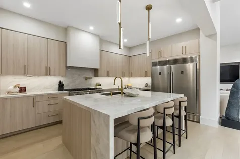 10 S Briar Hollow Lane 15 Houston TX 77027
