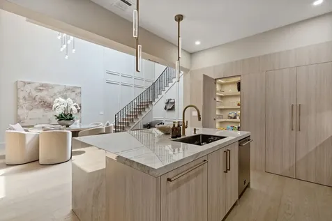 10 S Briar Hollow Lane 15 Houston TX 77027