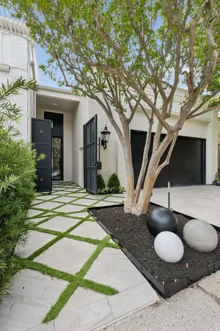10 S Briar Hollow Lane 15 Houston TX 77027