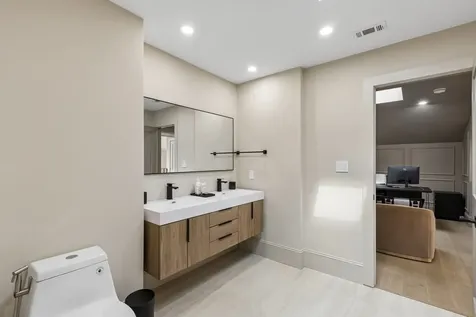 10 S Briar Hollow Lane 15 Houston TX 77027