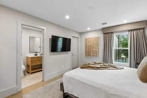 10 S Briar Hollow Lane 15 Houston TX 77027