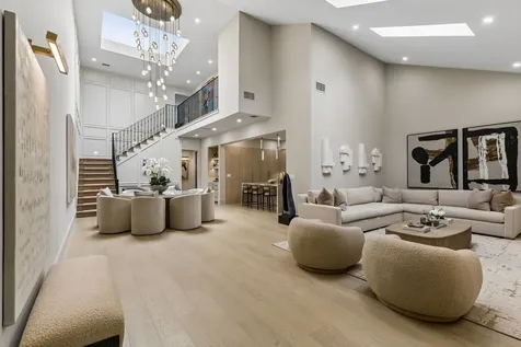 10 S Briar Hollow Lane 15 Houston TX 77027