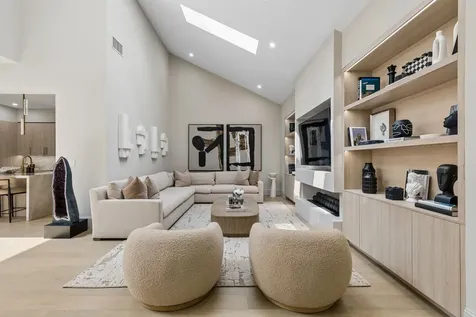 10 S Briar Hollow Lane 15 Houston TX 77027