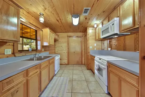 76 Hunters Creek Drive Huntsville TX 77340
