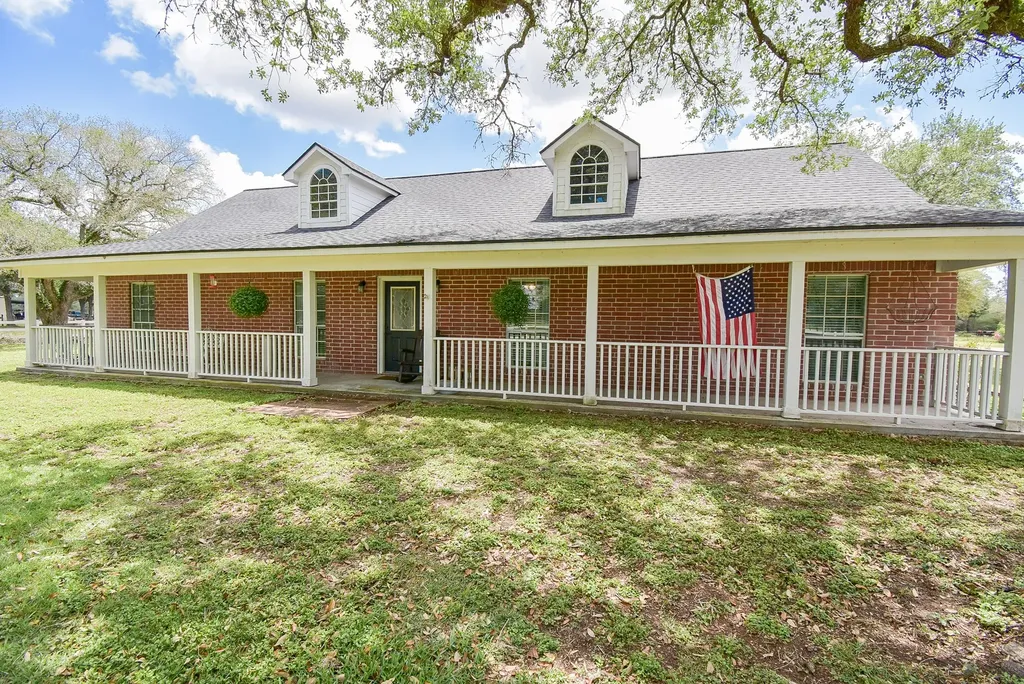 4427 County Road 382 Louise TX 77455