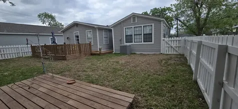 1206 Nelson Street Yoakum TX 77995