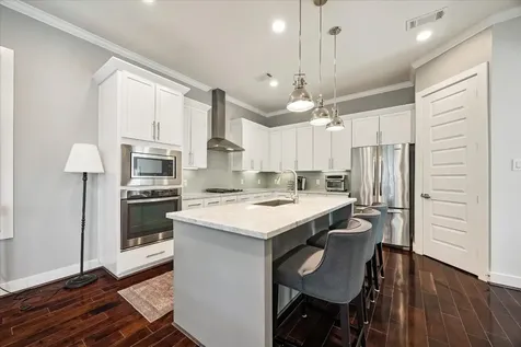 1047 W 17th Street Houston TX 77008