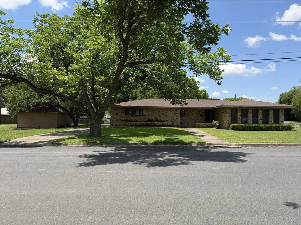 701 Herder Avenue Schulenburg TX 78956