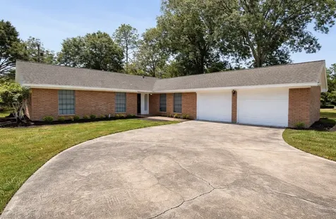 205 E Crestmont Drive Alvin TX 77511