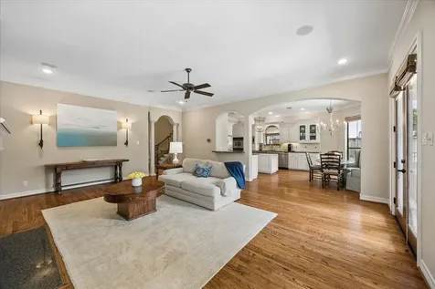 802 Anderson Street Bellaire TX 77401