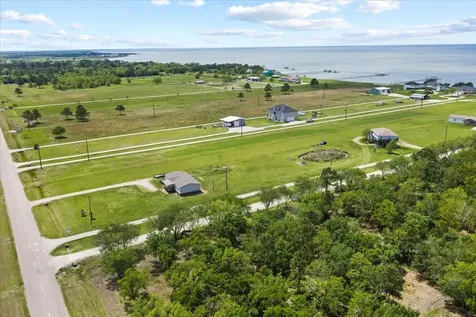 4409 W Bayshore Road Anahuac TX 77514