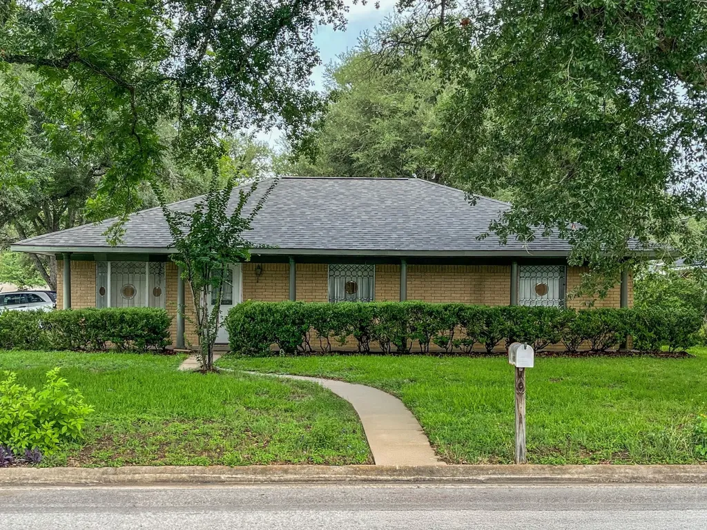 1092 South Holland Street Bellville TX 77418