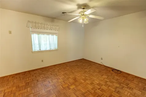 1092 South Holland Street Bellville TX 77418