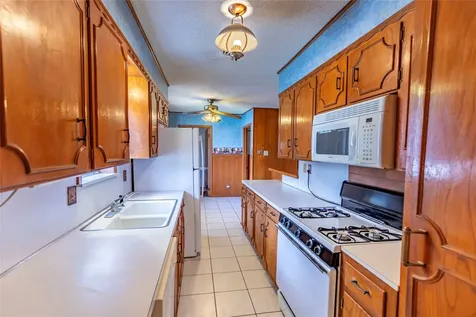 1092 South Holland Street Bellville TX 77418