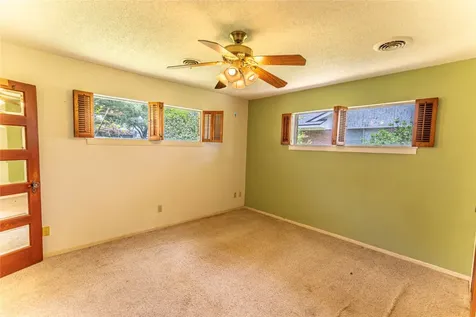 1092 South Holland Street Bellville TX 77418