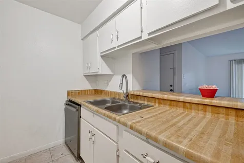 7200 Clarewood Drive 1904 Houston TX 77036