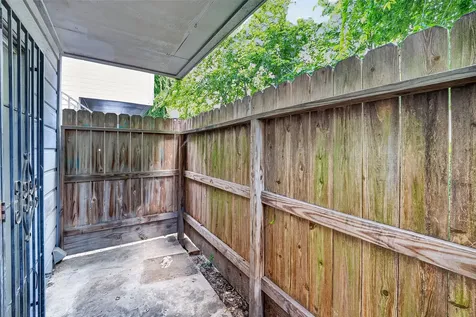 7200 Clarewood Drive 1904 Houston TX 77036