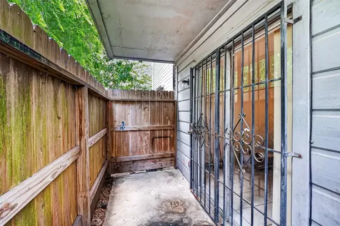 7200 Clarewood Drive 1904 Houston TX 77036