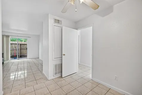 7200 Clarewood Drive 1904 Houston TX 77036