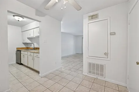 7200 Clarewood Drive 1904 Houston TX 77036