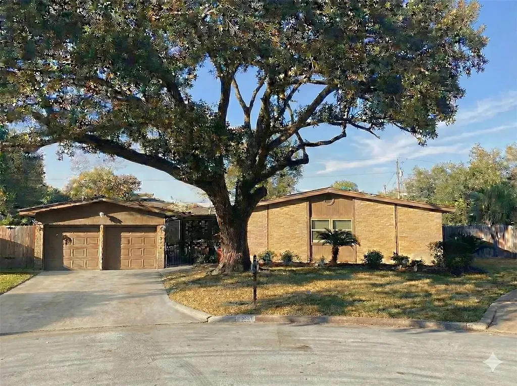 915 Merriman Court Friendswood TX 77546
