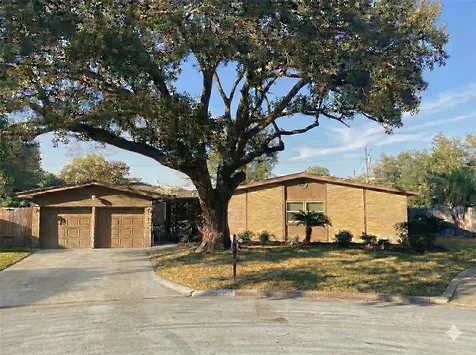 915 Merriman Court Friendswood TX 77546