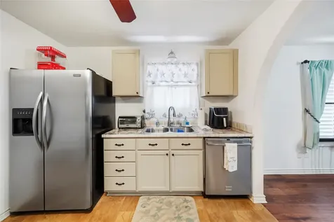 6120 Avenue Q 1/2 Galveston TX 77551