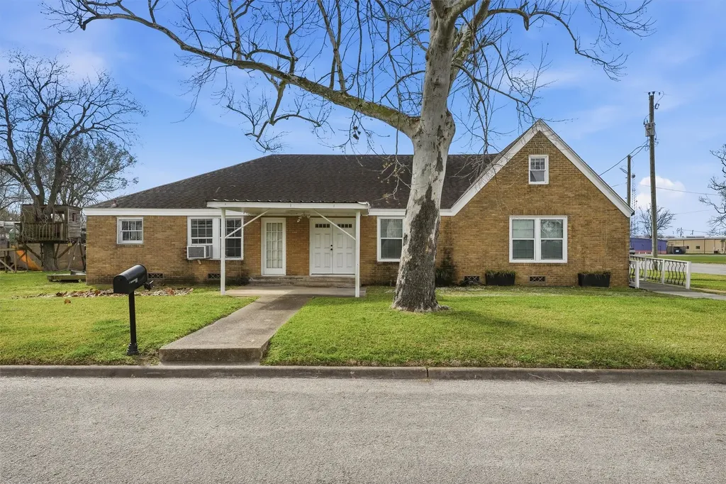 403 S Velasco Street Angleton TX 77515