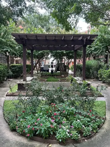1049 W 22nd Street H Houston TX 77008