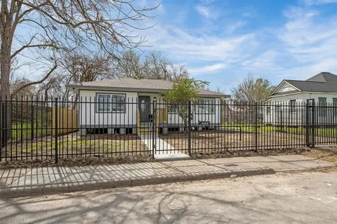 5002 Lelia Street Houston TX 77026