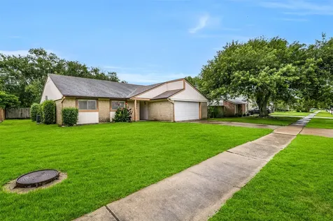 508 E Castle Harbour Drive Friendswood TX 77546