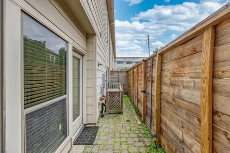 3898 Center Street Houston TX 77007