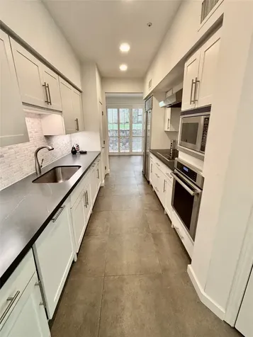 10 S Briar Hollow Lane 55 Houston TX 77027