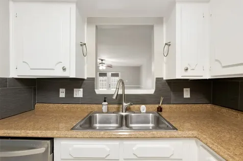 5204 Arboles Drive L Houston TX 77035
