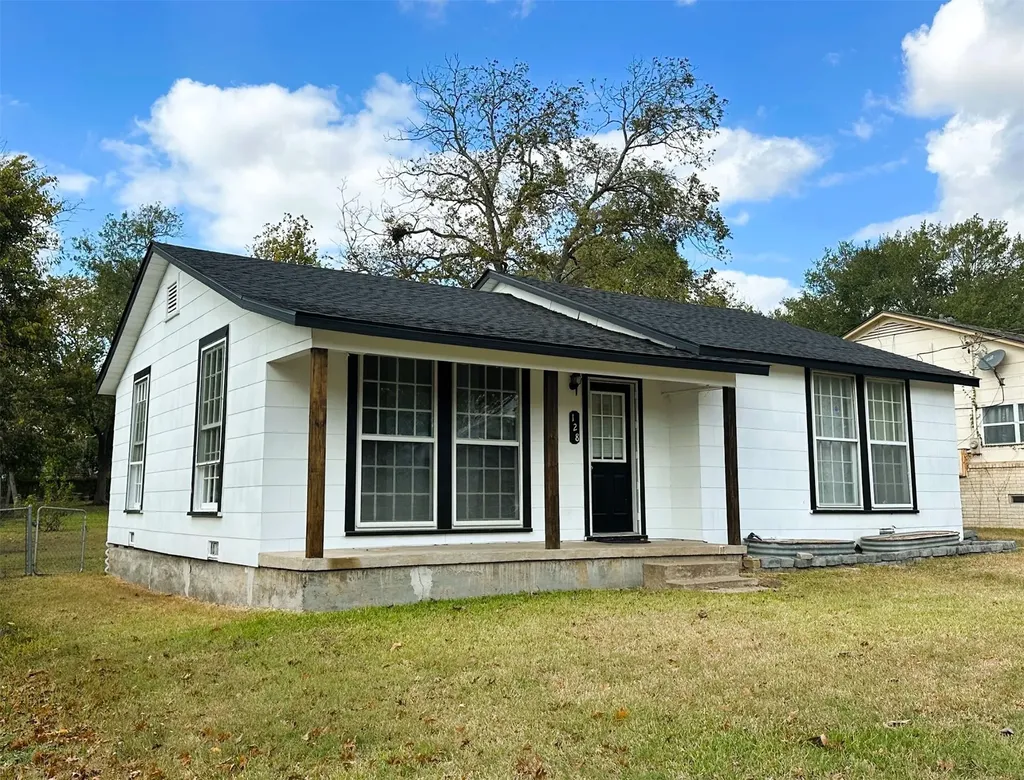 128 Harris Street Bellville TX 77418