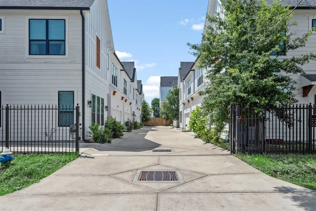 909 Oak Street C Houston TX 77018